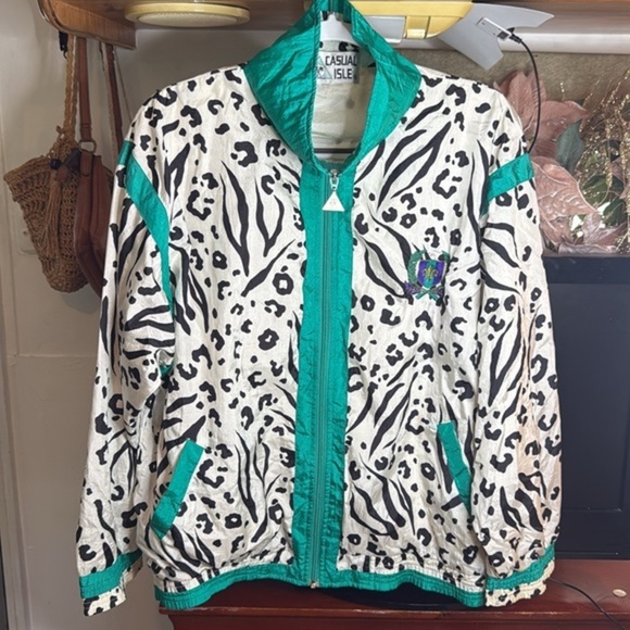 casual isle Jackets & Blazers - Vtg Casual Isle  Animal Print Jacket with Green Accents size M